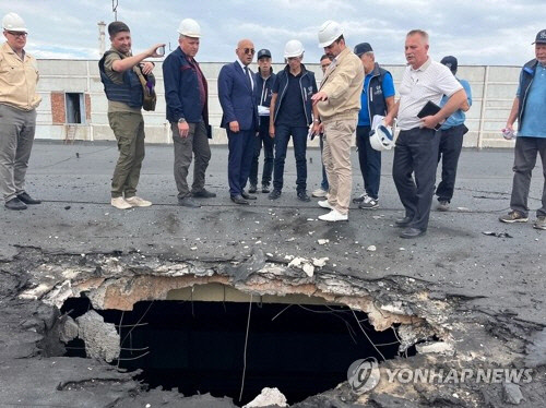포격 흔적을 시찰하고 있는 IAEA(AFP=연합뉴스)
